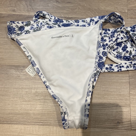 Excellent Condition Bikini - Picture 5 of 6